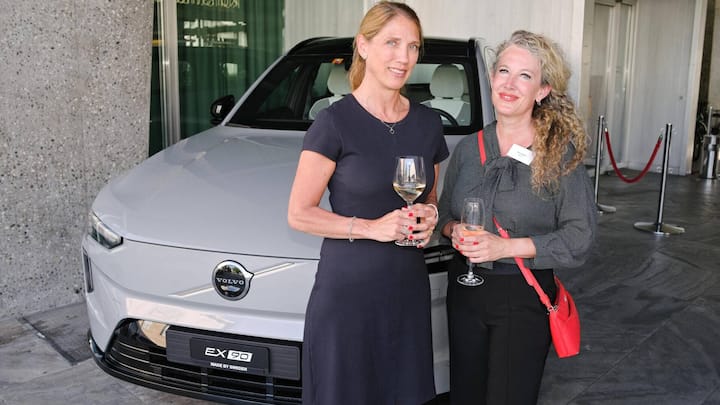 Von links: Linda Mall, Volvo Car Switzerland aG; Doro Engels, SBB AG vor Volvo EX90