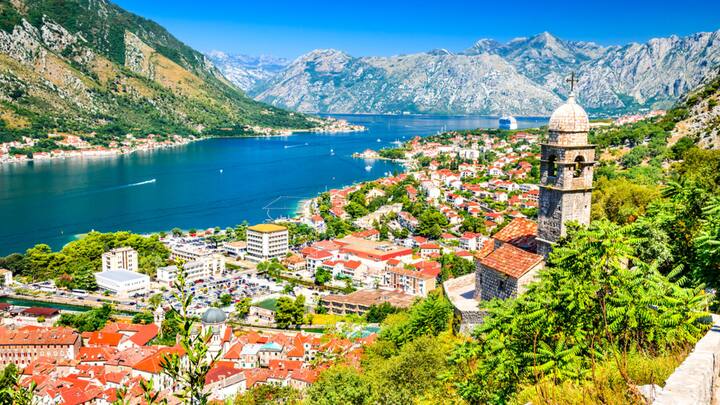 Kotor mit Blick auf Bucht und Berge.