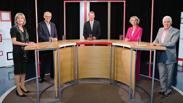 Von links: Barbara Heller, Swipra; Thomas A. Müller, Raiffeisen; Dirk Schütz, Bilanz; Ursula Nold, Migros; Rudolf Strahm, , Ex-Preisüberwacher