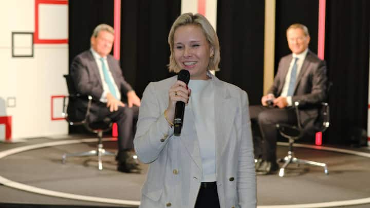 Ladina Heimgartner begrüsst zum Talk; hinten Colm Kelleher, UBS; Dirk Schütz, Bilanz.