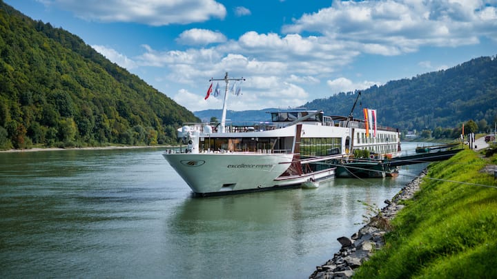 <p>Die Unternehmensgruppe betreibt neben Bussen auch zehn eigene Flussschiffe als wichtiges Standbein.</p>