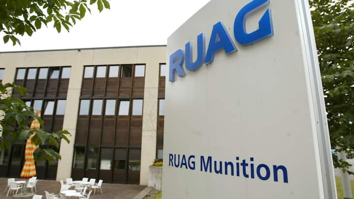 <p>Schweizer Sturmgewehrmunition wird in Thun hergestellt. Die frühere Firma Ruag Munition wurde in Ruag Ammotec unbenannt, nachdem sie 2002 die deutsche Tochterfirma Dynamit Nobel Ammo Tec übernommen hatte. 2022 verkaufte der Bund die Ruag Ammotec an die italienische Sportwaffenherstellerin Beretta. Heute heisst die Munitionsherstellerin SwissP Defence.</p>