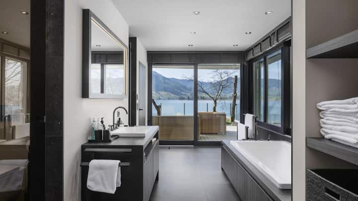 Selbst von der Badewanne aus hat man Sicht auf den Ägerisee.
