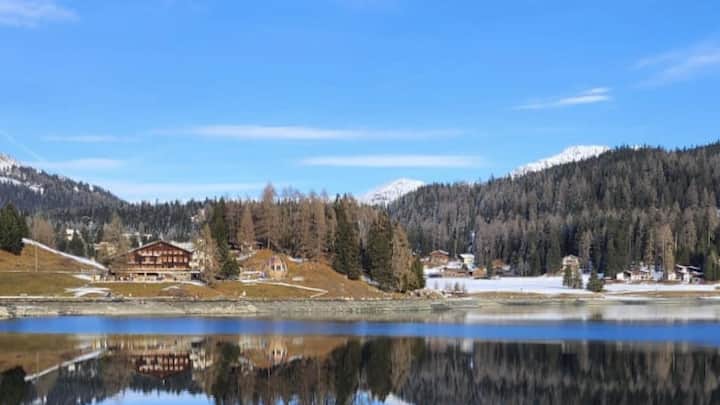 Das historische Gasthaus liegt idyllisch direkt am Davosersee.