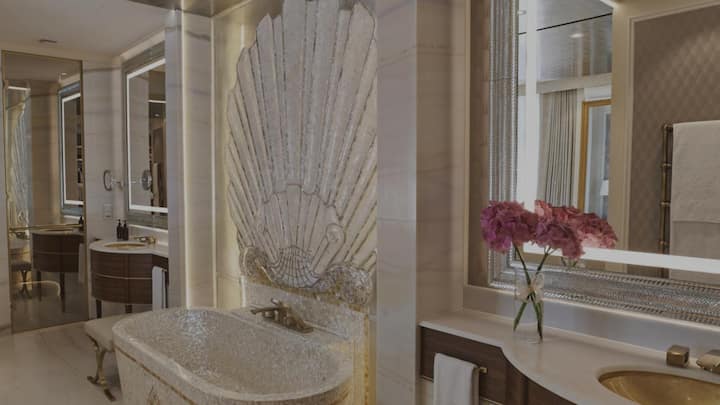 <p>Die Badewanne ist ein besonderes Highlight der Suite.</p>
