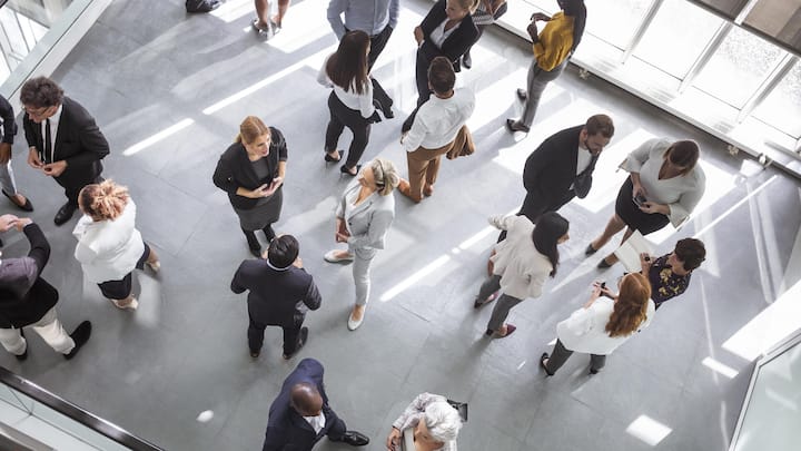 <p>Smalltalk: Wer ein paar einfache Regeln beachtet, kommt auch als introvertierte Person leicht ins Gespräch.</p>