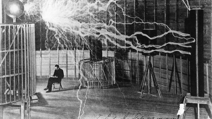 Elektrifizierung, 1880Nikola Tesla liess sich 1899 lesend zwischen elektrischen Entladungen fotografieren. Der Grund: Er wollte Sicherheit demonstrieren, da die Welt vor der Erfindung Angst hatte. Es wurde eine Massenarbeitslosigkeit befürchtet. Die Elek­trifizierung brachte organisatorische Veränderungen mit sich, es entstanden aber auch neue Industrien und Berufe. Die grosse Arbeitslosigkeit blieb aus. Erste Produktivitätsgewinne waren erst ab den 1920er-Jahren ersichtlich.