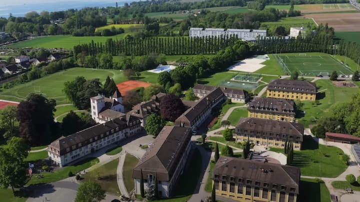 Die Privatschule ist ein Internat für die Kinder der Superreichen.