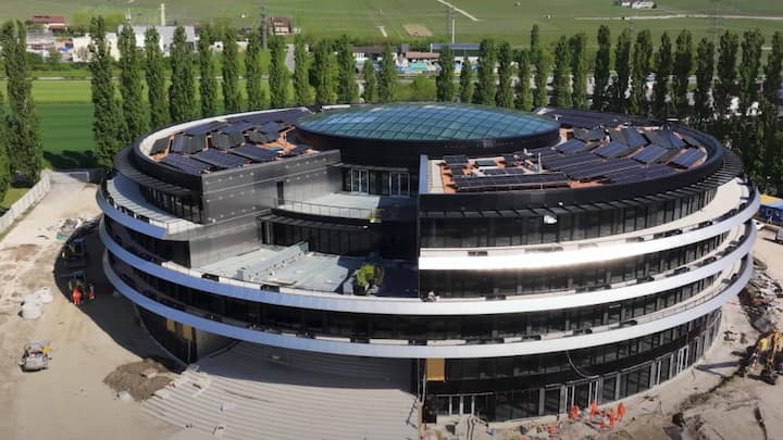 Aktuell wird die Schule ausgebaut.