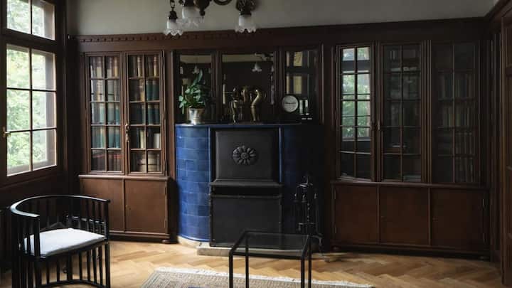 Die Villa hat 13 Zimmer auf drei Stockwerken.
