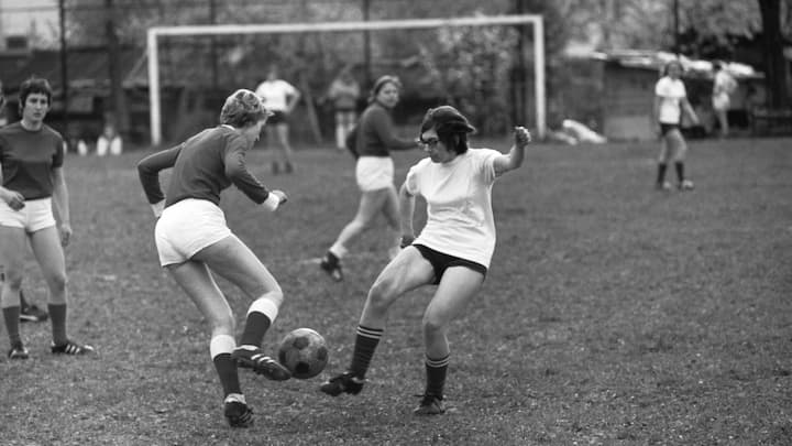 Das Schweizer Frauen-Team des DFC Luzern im Angriff gegen den DFC Geudertheim aus Frankriech beim Internationalen Damenfussballturnier im Mai 1970 in Zuerich. === AUS DER ORIGINALLEGENDE === "Nicht nur die eingefleischten Gegner des weiblichen Wettkampfsportes, sondern vor allem der Fussballverband selbst zoegerten recht lange mit der Anerkennung des Damenfussballspiels. Nach zahlreichen Diskussionen mit den Befuerwortern konnte schliesslich eine Einigung erzielt werden: Mit der kommenden...