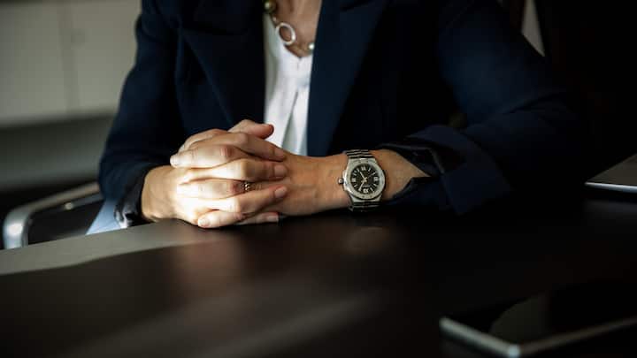 <p>Ihre Uhr hat sie immer im Blick: Regula Berger beim Interview mit der Handelszeitung.</p>