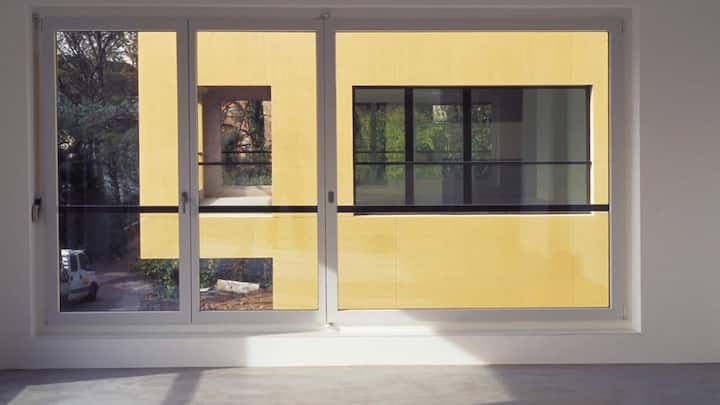 Dieses Ensemble am Zürichberg besticht durch Anstriche mit matten, mineralischen Pigmenten, definiert in Zusammenarbeit mit dem Künstler Adrian Schiess.