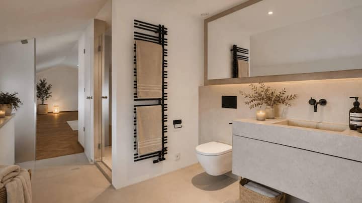 Die Luxuswohnung hat drei Schlafzimmer, alle haben ein eigenes Bad.