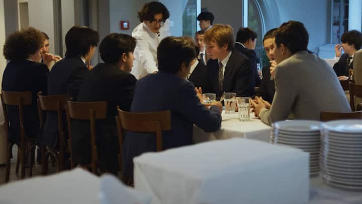 Zum Abendessen müssen Schüler Hemd und Krawatte tragen.