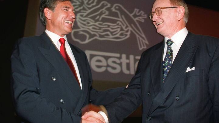 Der Patriarch und sein Ziehsohn: Helmut Maucher (r.) forderte, dass seine Manager Frau, Religion und Nationalität nicht wechseln sollten. Sein Nachfolger Peter Brabeck verstand die Botschaft.