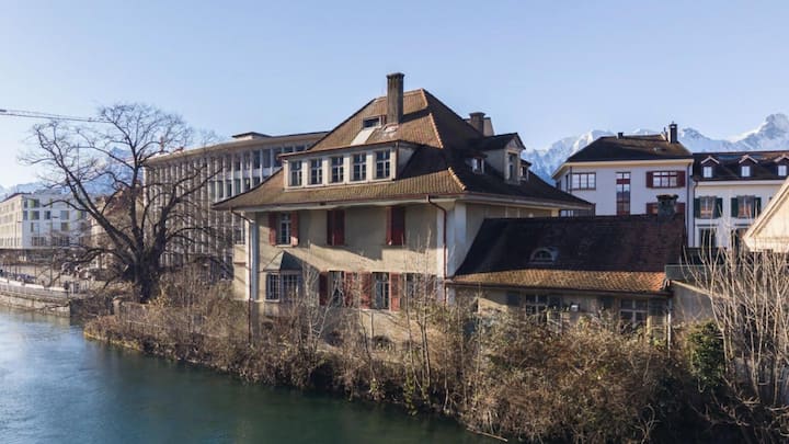 Was für eine Lage: Viel direkter an der Aare wohnen kann man auch in Thun nicht.