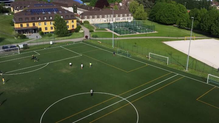 Zur Schule gehören etliche Sportplätze.