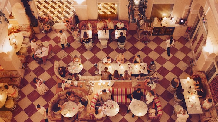 <p>Hotel «Bella Grande» in Kogenhagen: Eine Lobby wie aus einem Film von Wes Anderson.</p>