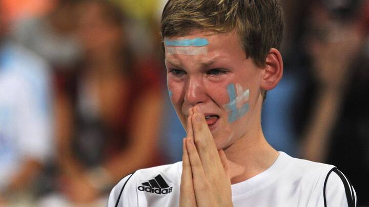 Der elfjährige Kyril 2009 bei der Ehrung des verstorbenen Vaters im Stadion von Olympique Marseille.