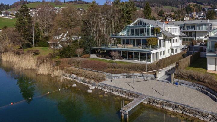 Sie liegt direkt am Ufer des Ägerisees.