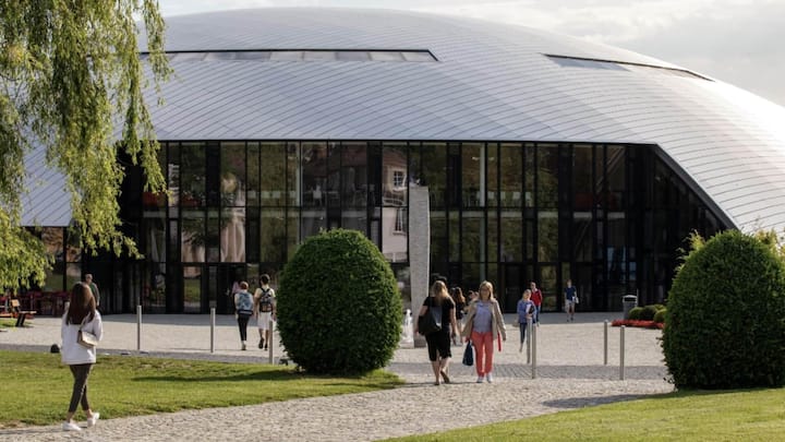 Den Hauptteil der Zeit verbringen die Schüler am Elite-Internat in Rolle.