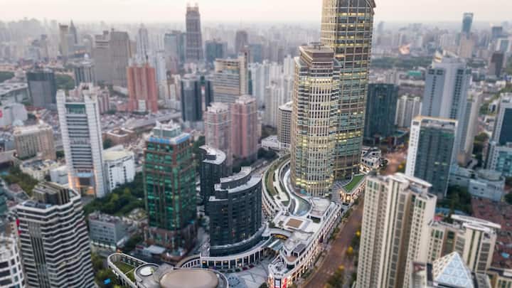 <p>Mit der Eröffnung der ersten direkt von Rolex unter dem Bucherer-Banner betriebenen Boutique in China – im Einkaufszentrum Taikoo Hui in Shanghai – hat Dufour ein starkes Zeichen für seine anvisierte globale Distributionsstrategie gesetzt.</p>