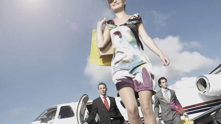 Zum Shoppen mal eben den Privatjet nehmen. So wie auf diesem (gestellten) Foto könnte man sich das vorstellen.
