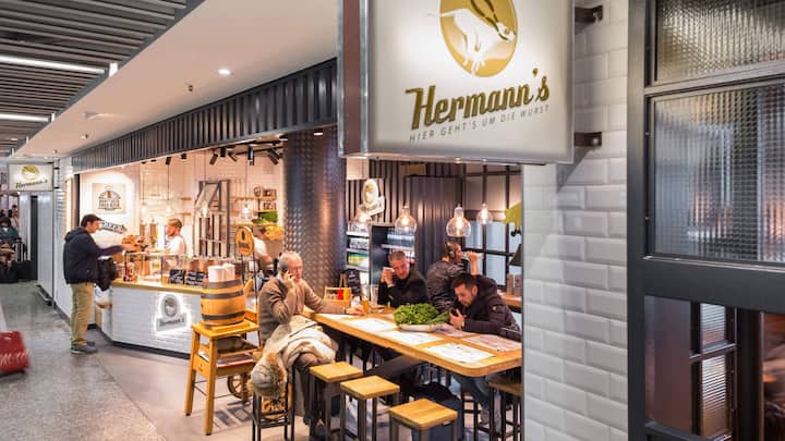 Das Portfolio reicht von ­Casualfood, wie dem Wurst-Imbiss Hermann’s bis zu ...