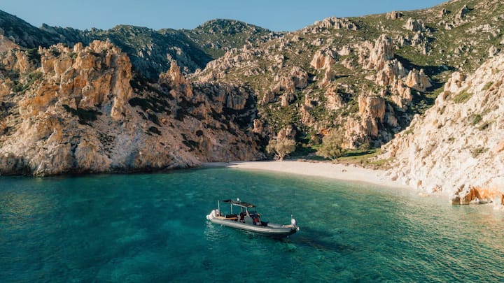 Sandig, felsig, kiesig: Auch die Nachbarinsel Poliegos, per Boot erreichbar, bietet schöne Badebuchten.