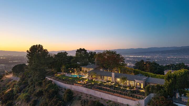 Spektakuläre Aussicht: Das Grundstück – 3080 Quadratmeter gross – thront über dem berühmten Mulholland Drive mit einem atemberaubenden Blick auf die Berge und Täler von Santa Monica.