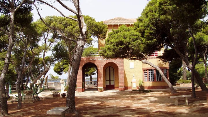 Auf der Insel liegt eine über 400-Quadratmeter-Villa aus der Belle Époque.