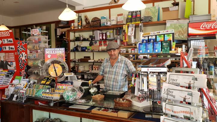 Der Andermatter Bänz Simmen in seinem Kiosk 61