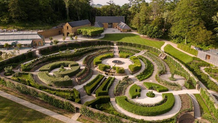 <p>The Newt in Somerset</p>
<p>Entstanden aus einem alten Landsitz, setzt das Hotel auf Nachhaltigkeit und einen respektvollen Umgang mit der Natur.</p>