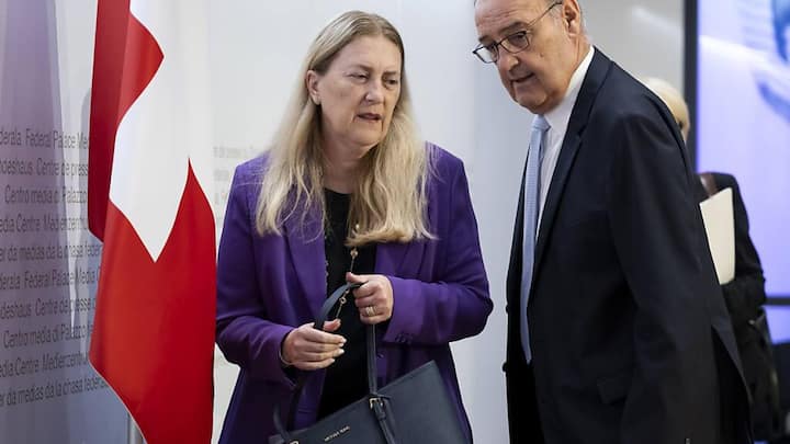 <p>Helene Budliger, Chefunterhändlerin im Zollstreit mit den USA, und Guy Parmelin, Wirtschaftsminister.</p>
