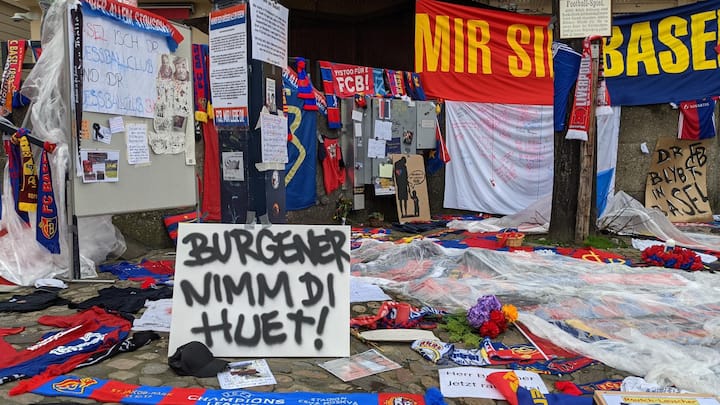 <p>«Burgener nimm di Huet»: 2021 eskalierte die Stimmung gegen FCB-Präsident Bernhard Burgener. Auf dem Barfüsserplatz in Basel demonstrierten die Fans ihren Ärger. </p>