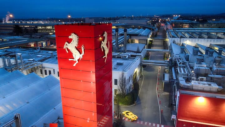 <p>Die Fabrik in Maranello ist das Zentrum der legen­dären italienischen Sportwagenmarke.</p>