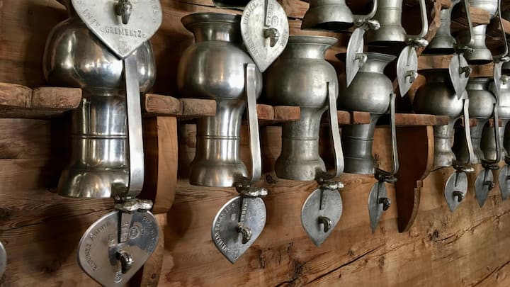 <p>Die berühmten Zinnkannen, Channes genannt, hängen kopfüber an der Wand.</p>