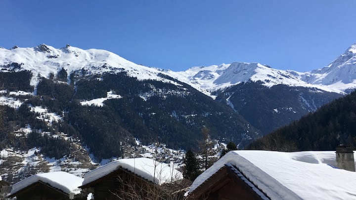 <p>Im Dörfchen Grimentz reift der Gletscherwein, unter den majestätischen Gipfeln des Wallis.</p>