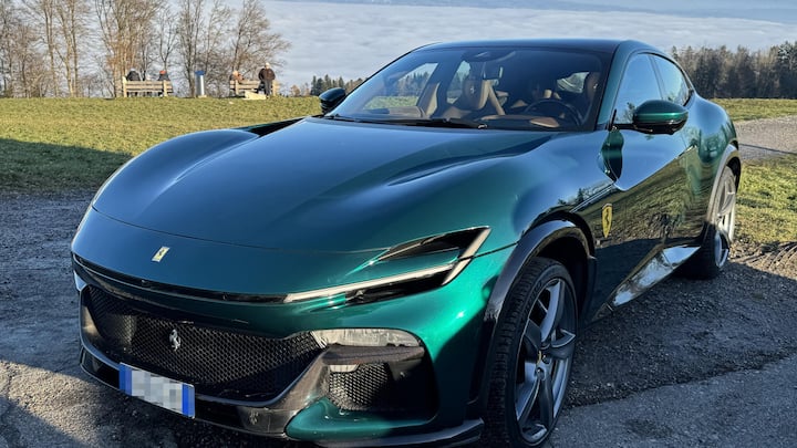 Testfahrt Holger Alich mit einem Ferrari Purosangue
***
Der Ferrari Purosangue ist der erste viertürige Viersitzer von Ferrari, Modelle mit zwei Rücksitzen haben von Anfang an eine wichtige Rolle in der Strategie des Unternehmens gespielt. Bei zahlreichen Ferrari Modellen war die Kombination von Spitzenleistung und erstklassigem Komfort eine der Säulen ihres Erfolgs. Jetzt hat Ferrari, als Höhepunkt von 75 Jahren Spitzenforschung, ein einzigartiges Fahrzeug geschaffen. Es verkörpert...