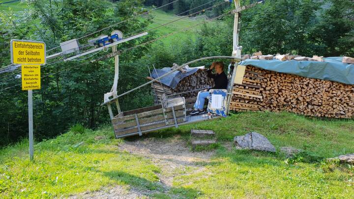 In der Holzkiste hoch zur Musenalp UR in die Käserei von Andrea Gysin und Sepp Herger