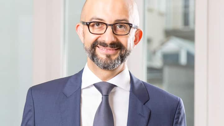 <p>Timur Acemoglu berät als Rechtsanwalt öffentliche Gemeinwesen.</p>