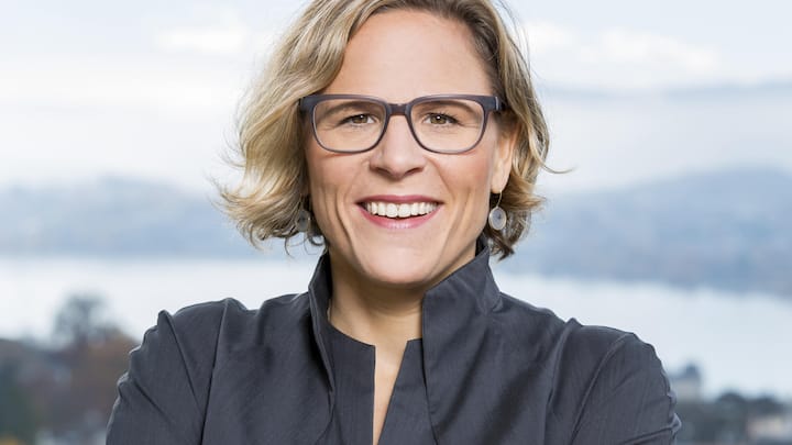 <p>Nadja Lang, Chefin der ZFV-Unternehmungen, startete mit einer kaufmännischen Lehre. Heute orchestriert sie rund 3000 Mitarbeitende, die tagtäglich Tausende Bürolisten und Gäste in Kantinen, Restaurants und Hotels begrüssen.</p>