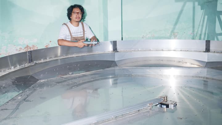 <p>Bagus Pandega: Der gebürtige Indonesier in seinem Studio, 2025.</p>