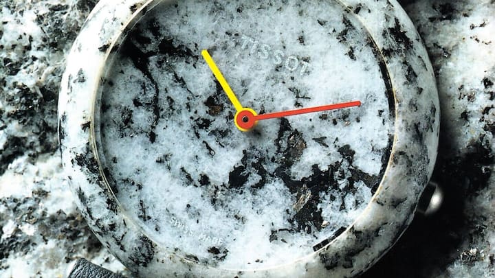 Die Uhr verschmilzt mit dem Gestein.