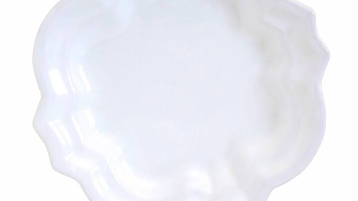 ­Traditioneller Fayence-Teller aus Moustiers des Atelies von Reine und ­Isabelle Bondil.