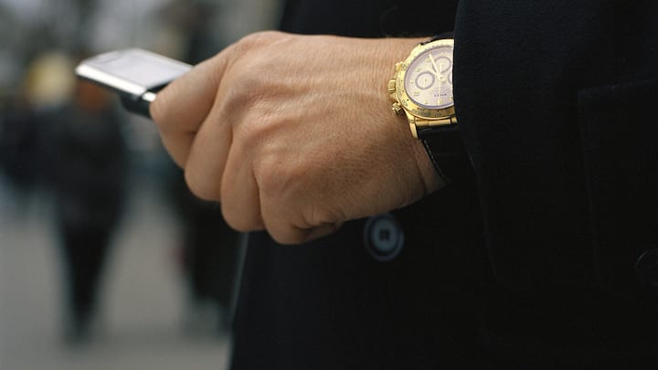 LUXUS, REICHTUM, REICH, REICHE, LUXUSARTIKEL, LUXURIOES, ACCESSOIRE, ACCESSOIRES, UHR, ARMBANDUHR, UHREN, ARMBANDUHREN, ROLEX, ROLEX DAYTONA, MANN, MAENNER, HAND, HAENDE, HANDY, HANDYS, MOBILTELEFON, MOBILTELEFONE,