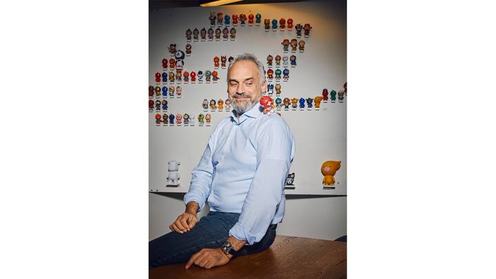 Karl Wehner mit einem Alibaba-Maskottchen. Von München aus leitet er das Schweiz-Geschäft der Alibaba Group.