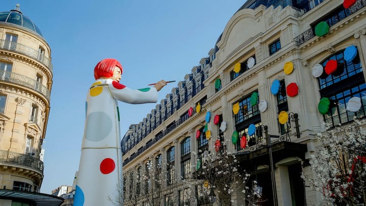Louis Vuitton x Yayoi Kusama - Paris A huge sculpture bearing the likeness of Yayoi Kusama stands between the Maison Louis Vuitton headquarters and La Samaritaine in Paris, France on March 3, 2023. An installation to mark the Vuitton x Kusama capsule collection. Photo by Marie-Paola BERTRAND-HILLION/ABACAPRESS.COM Paris France PUBLICATIONxNOTxINxFRAxSPAxUKxUSAxBELxPOL Copyright: xBertrand-HillionxMarie-Paola/ABACAx 846952_008 Bertrand-HillionxMarie-Paola/ABACAx 846952_008