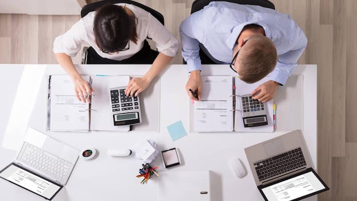 Büro Controlling Rechnen Zahlen Steuern Treuhänder Schreibtisch